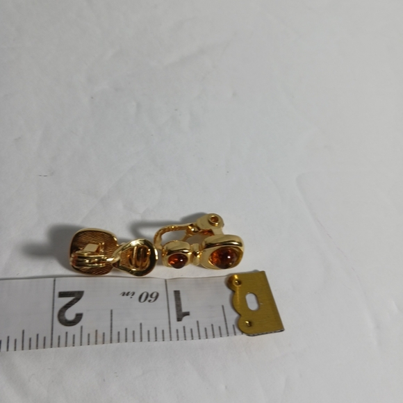 Monet Vintage Jewelry Clip On Earrings Gold Tone - Picture 7 of 7